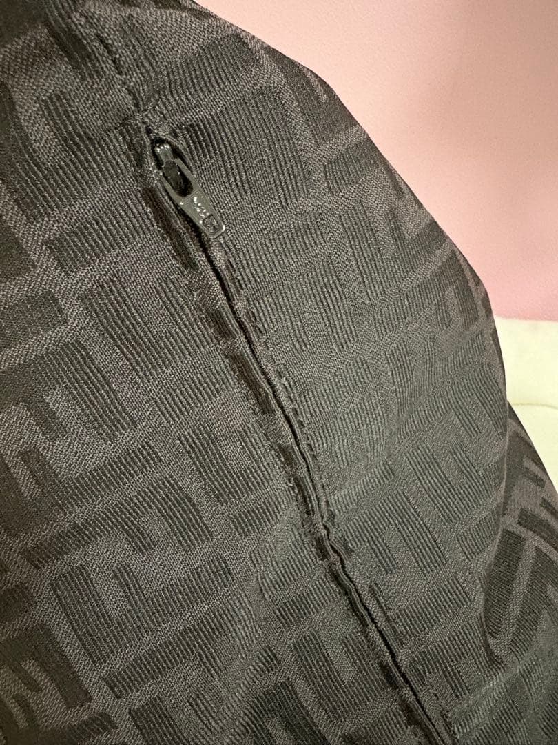 【FENDI】フェンディ　クッション　黒×黒　カバー　ブラック