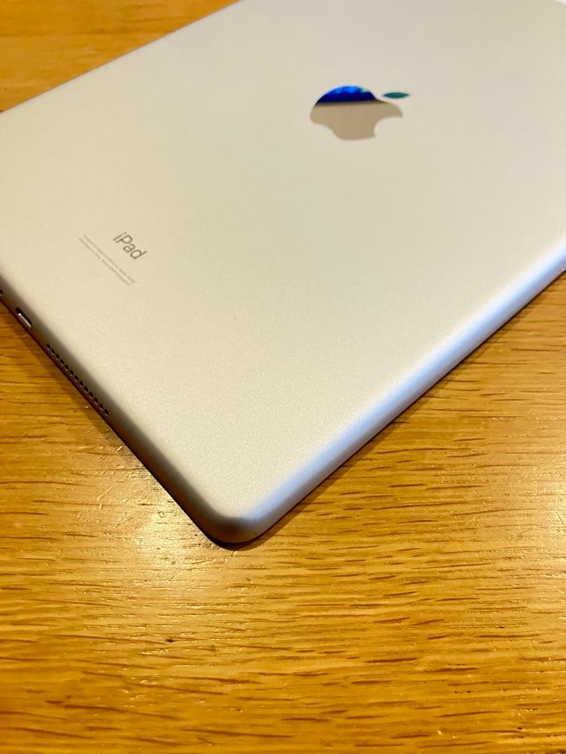 美品バッテリー良好 iPad 第7世代 32GB Wi-Fi セルラードコモ