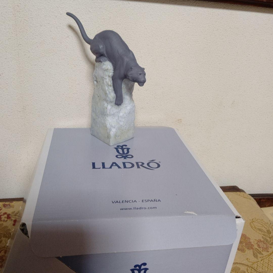 スペインLLADRO社製Tiger 8Y42U