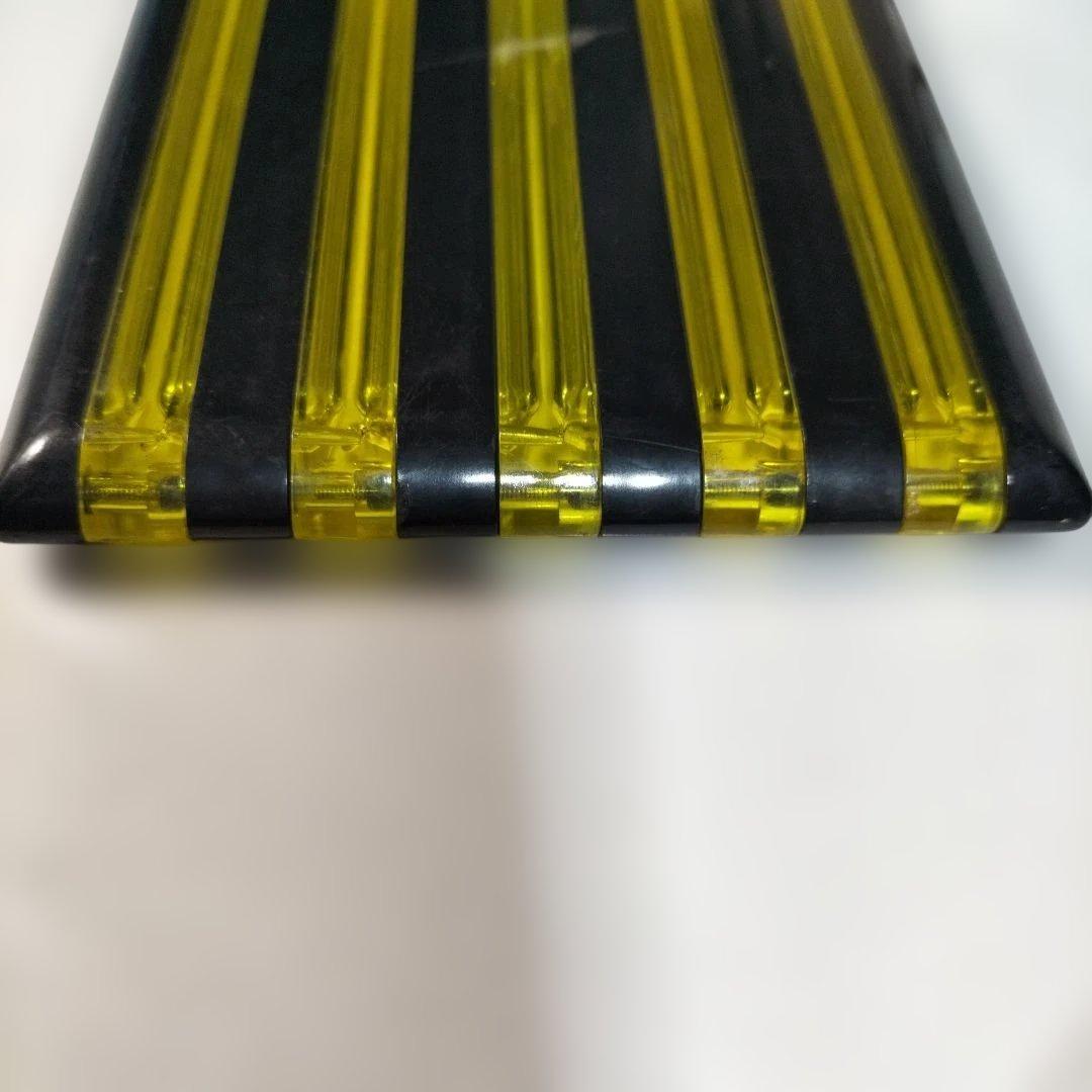 ストライプデザインのプラスチック文房具