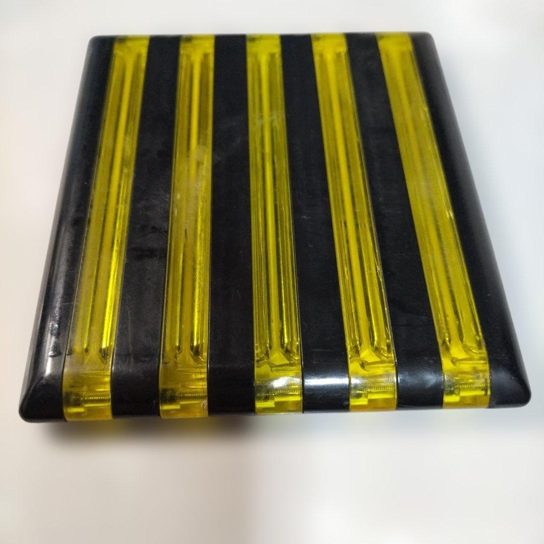 ストライプデザインのプラスチック文房具