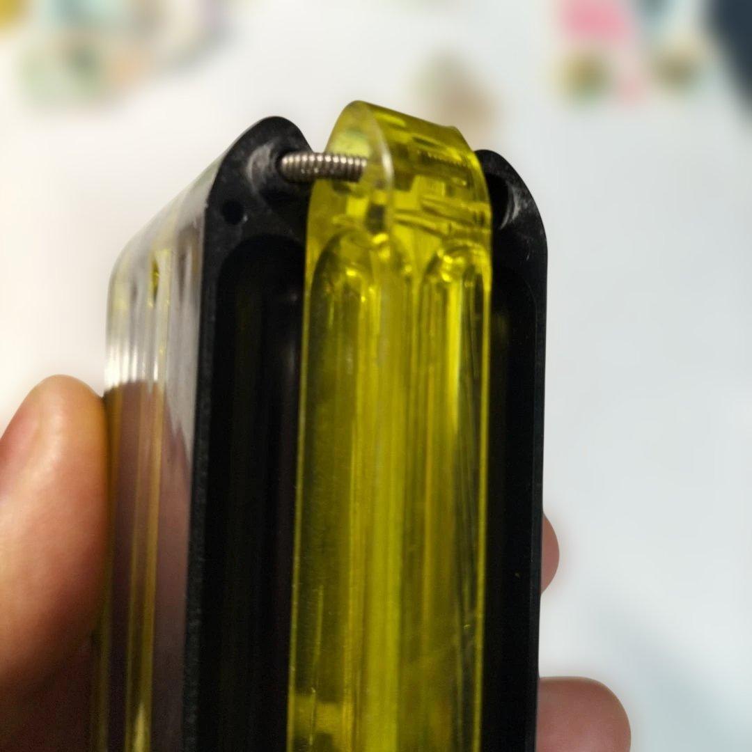 ストライプデザインのプラスチック文房具