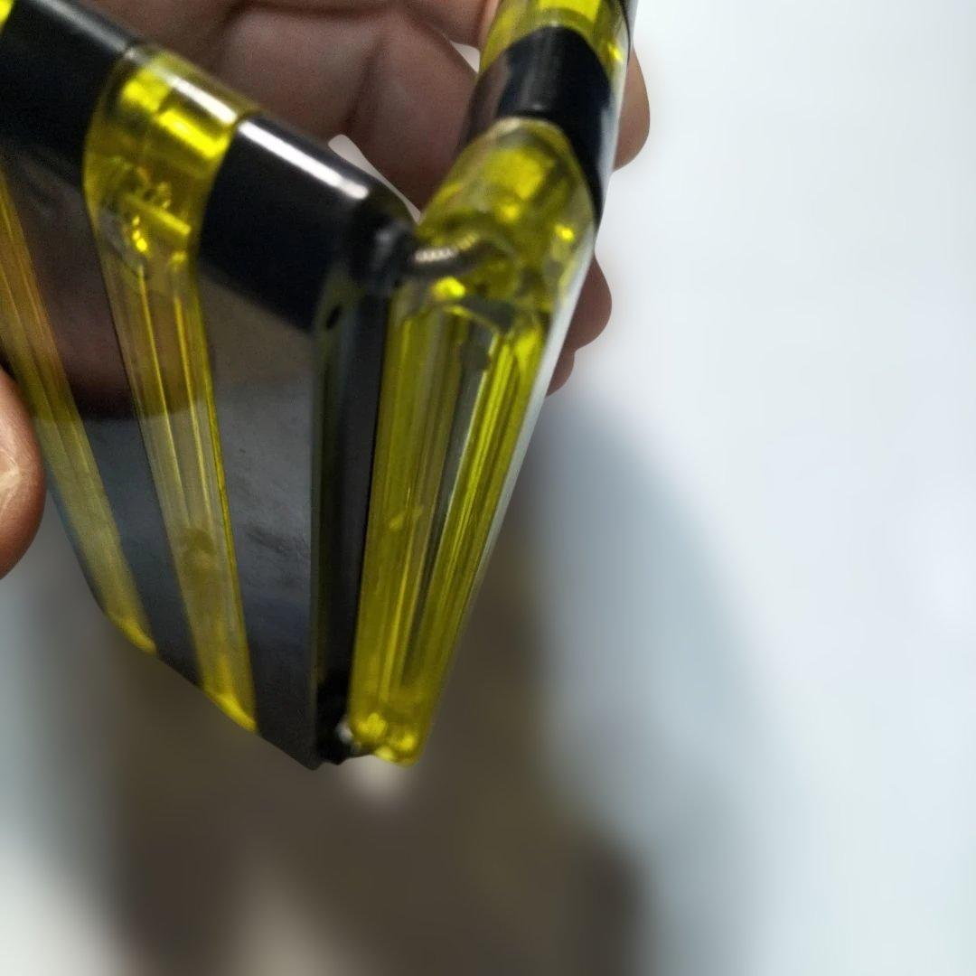 ストライプデザインのプラスチック文房具