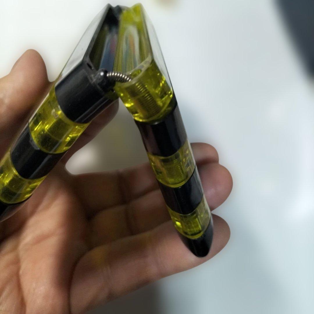 ストライプデザインのプラスチック文房具