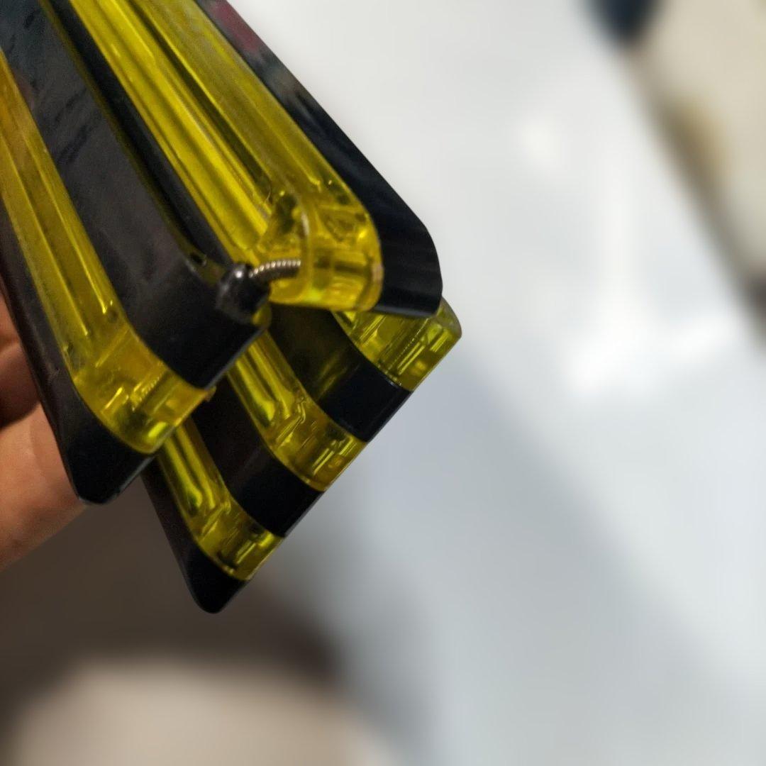 ストライプデザインのプラスチック文房具