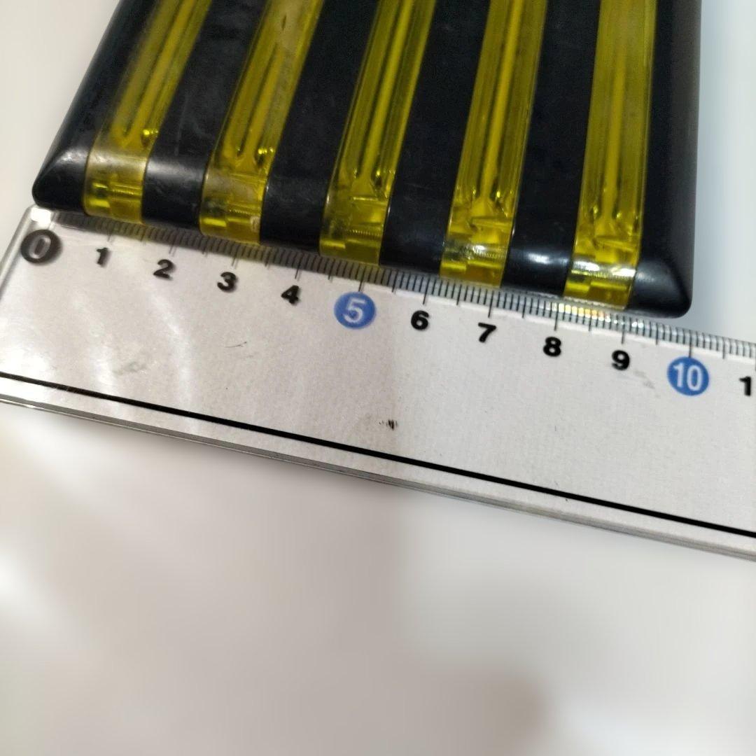 ストライプデザインのプラスチック文房具