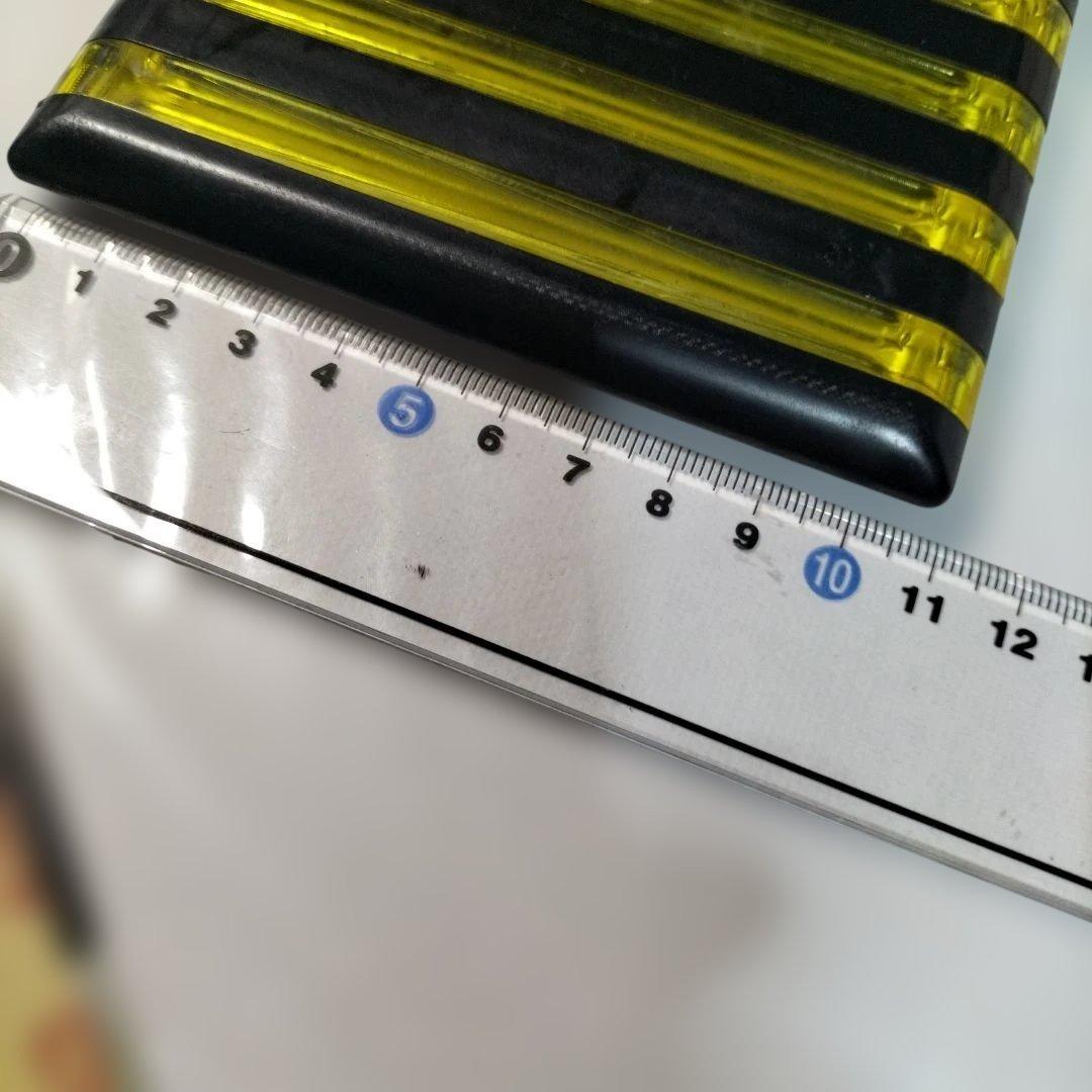 ストライプデザインのプラスチック文房具