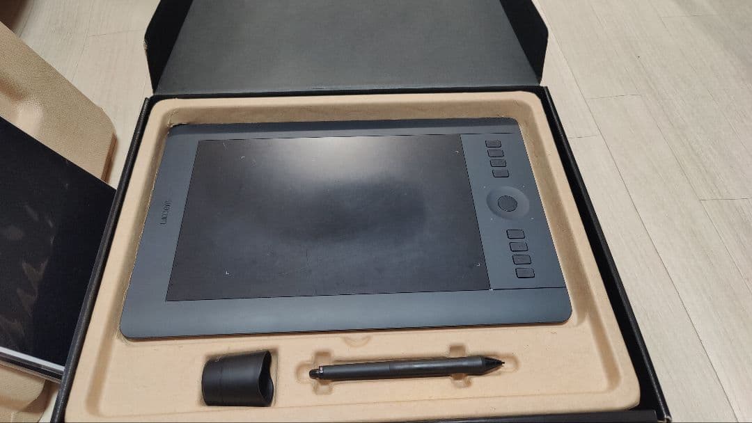 ✨Wacom Intuos Pro （PTH-651/K1） ペンタブレット本体