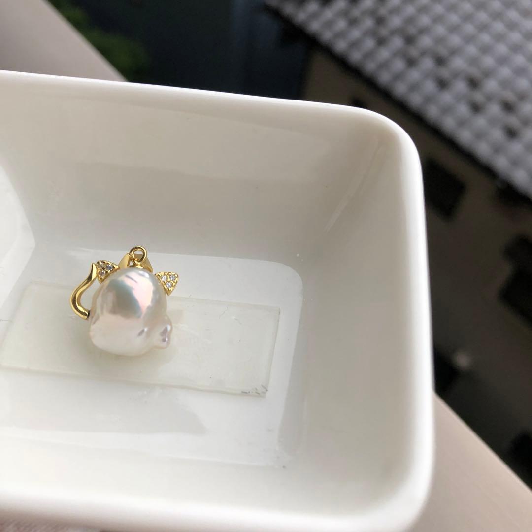 招き猫シリーズ　本真珠　淡水バロックパール　ネックレスペンダント　白A