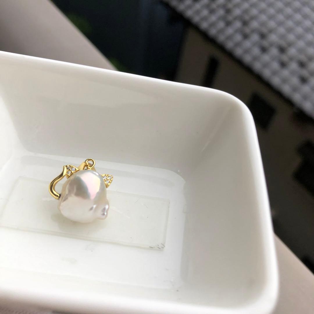招き猫シリーズ　本真珠　淡水バロックパール　ネックレスペンダント　白A