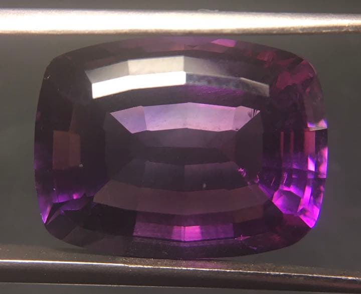 大きな天然アメジストクッションカットルース13.45ct