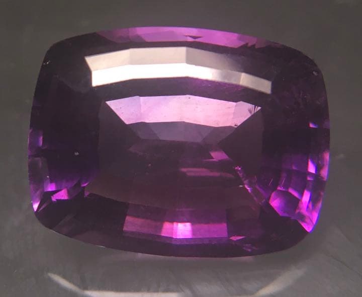 大きな天然アメジストクッションカットルース13.45ct