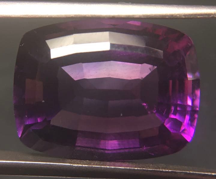 大きな天然アメジストクッションカットルース13.45ct