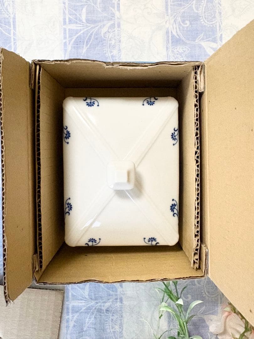 陶器　バターケース 白地に藍　セラミックバターディッシュ　北欧系