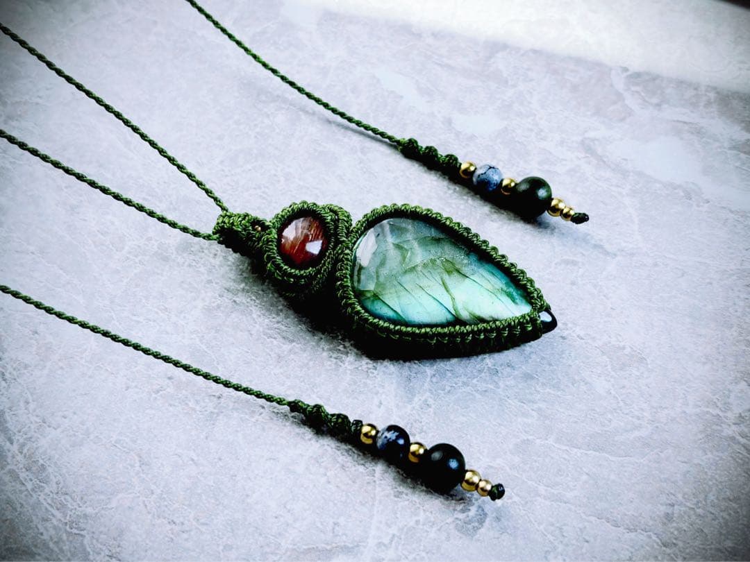 【とびきり値下げ‼️】ラブラドライト　サンストーン　マクラメ　ペンダント