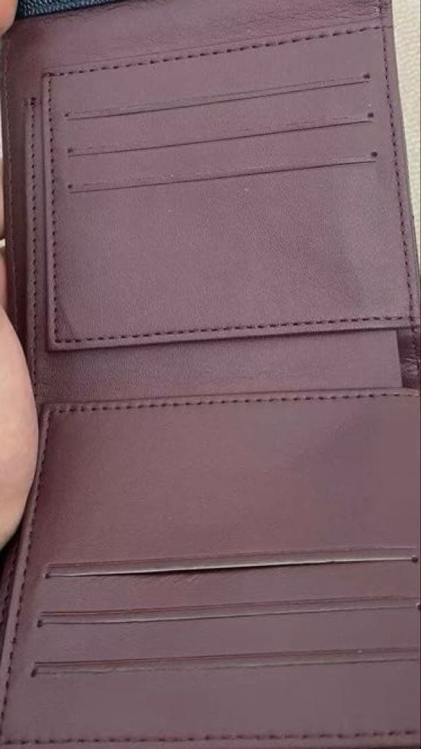 クラシック スモール フラップ ウォレットブラック ゴールドロゴ 三つ折財布