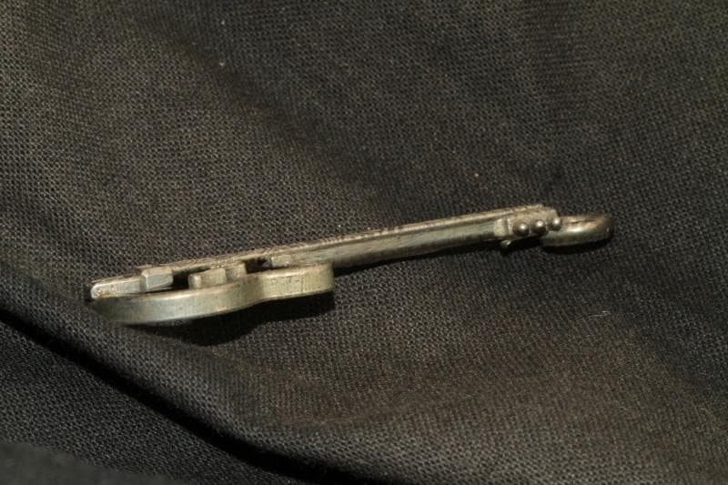 ギター型アクセサリーⅢ型　音楽の魂を纏うクロムギターネックレス