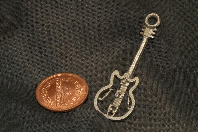 ギター型アクセサリーⅢ型　音楽の魂を纏うクロムギターネックレス