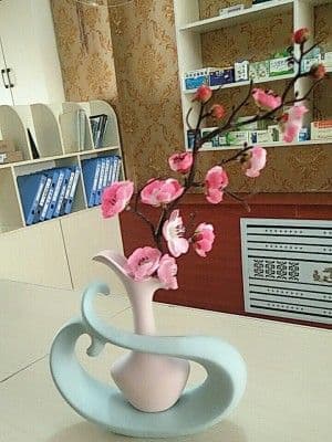 スカンジナビアの創造的なセラミックの小さな花瓶