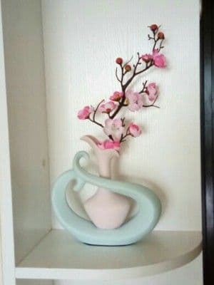 スカンジナビアの創造的なセラミックの小さな花瓶