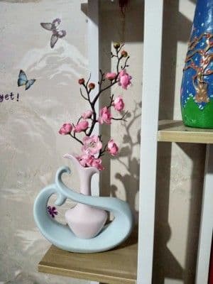 スカンジナビアの創造的なセラミックの小さな花瓶