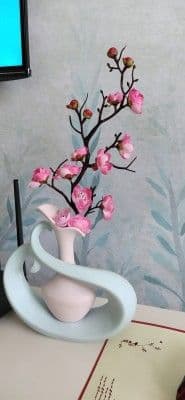 スカンジナビアの創造的なセラミックの小さな花瓶