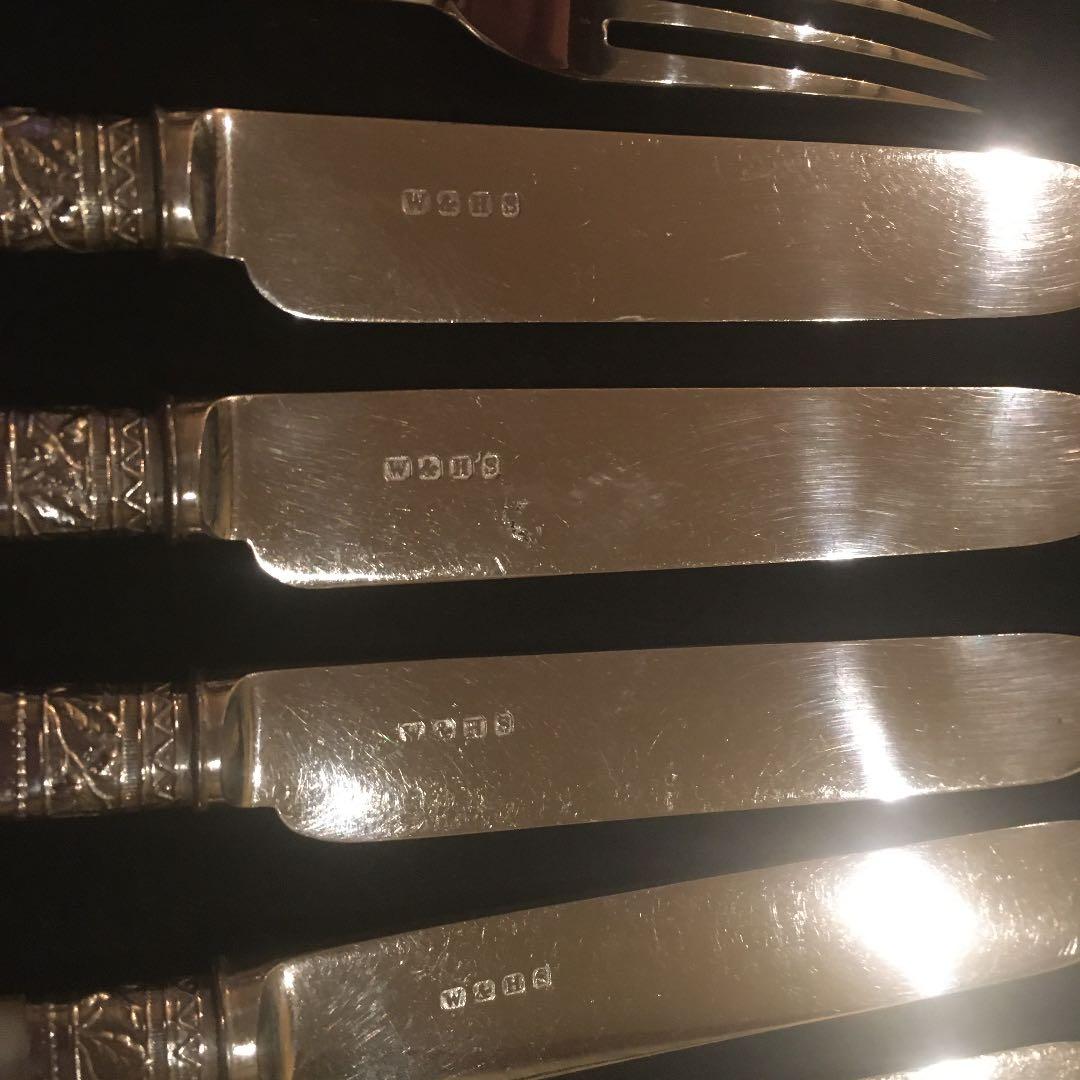 お値下げ　英国製シルバーとマザーオブパールカトラリー12本　葡萄レリーフが美しい