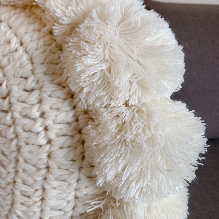 掻き編みニットのポンポンサークルクッション♡ホワイト単品♡北欧インテリア♡春夏