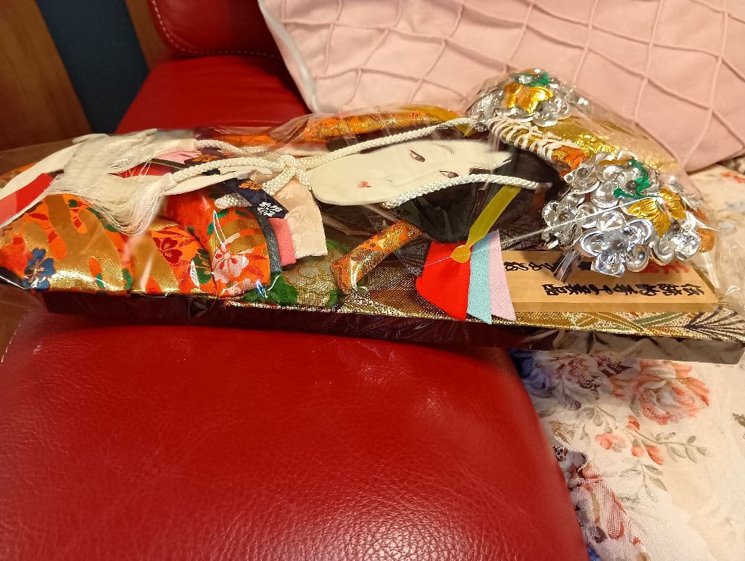 伝統的な羽子板２セット　羽子板立て付き【高さ約52cmと約56cm】