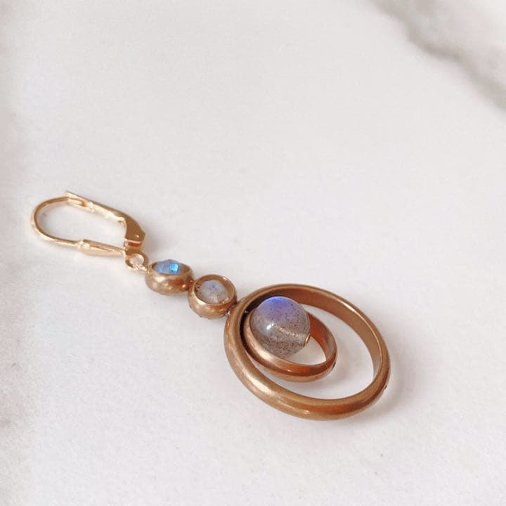 ブラスリングとラブラドライトのイヤリング by Joli Jewelry