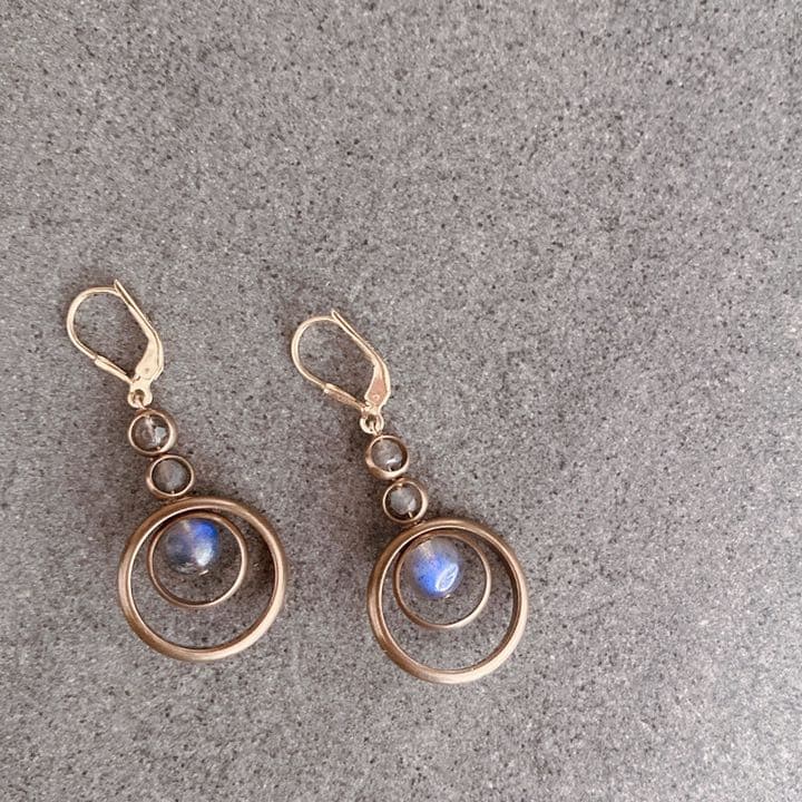 ブラスリングとラブラドライトのイヤリング by Joli Jewelry