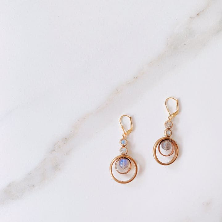 ブラスリングとラブラドライトのイヤリング by Joli Jewelry