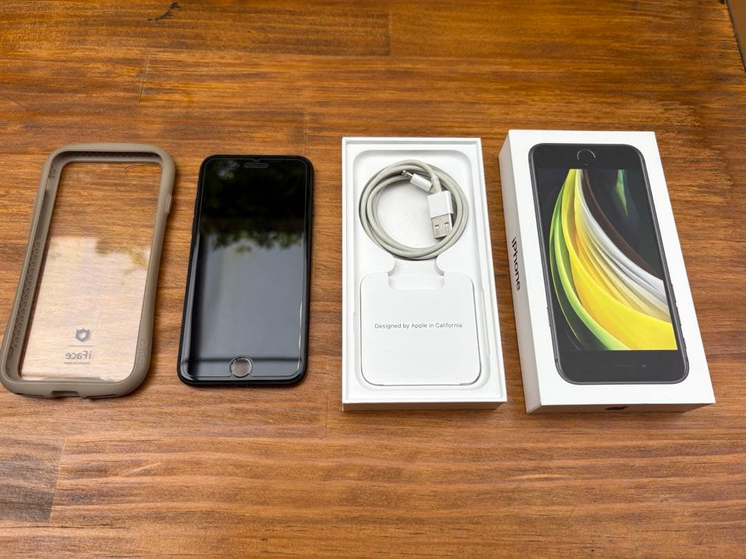Apple iPhone SE 64GB ケース付き