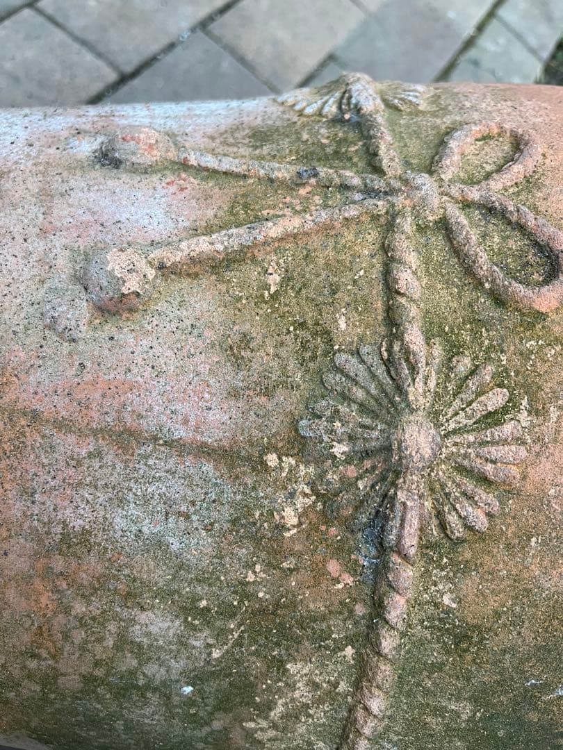 大型鉢　アンティークな雰囲気　苔　テラコッタ鉢　ガーデン　ガーデニング