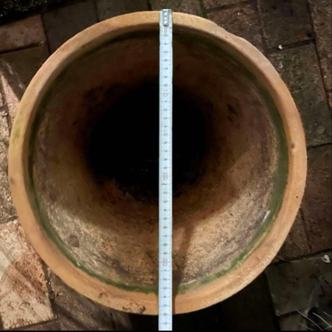 大型鉢　アンティークな雰囲気　苔　テラコッタ鉢　ガーデン　ガーデニング