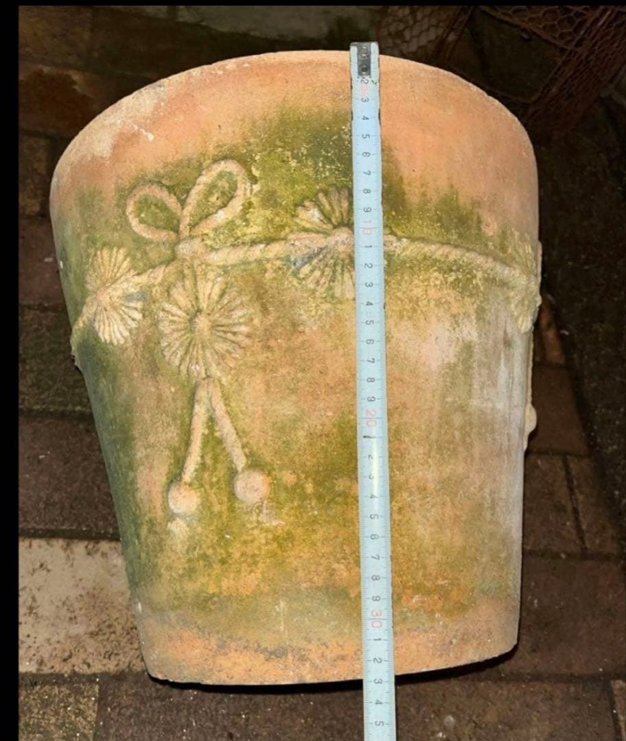 大型鉢　アンティークな雰囲気　苔　テラコッタ鉢　ガーデン　ガーデニング