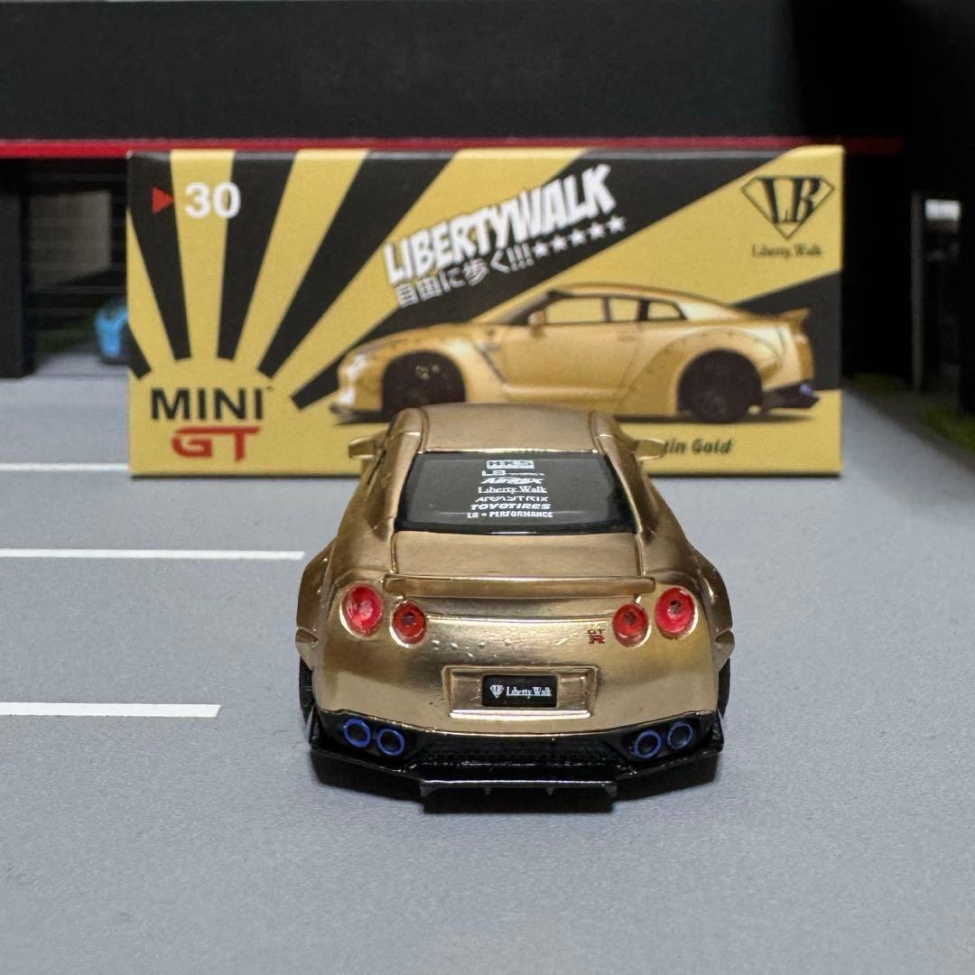 ミニカー minigt lbwk gtr satin gold
