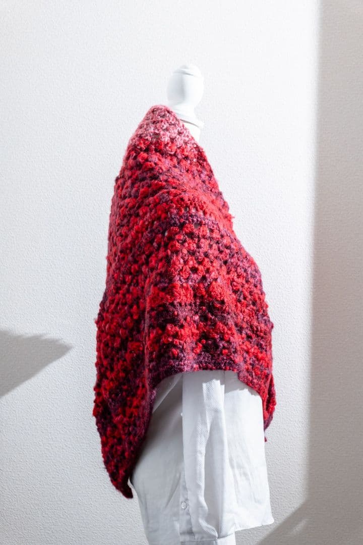 手編みの赤系グラデーションショール