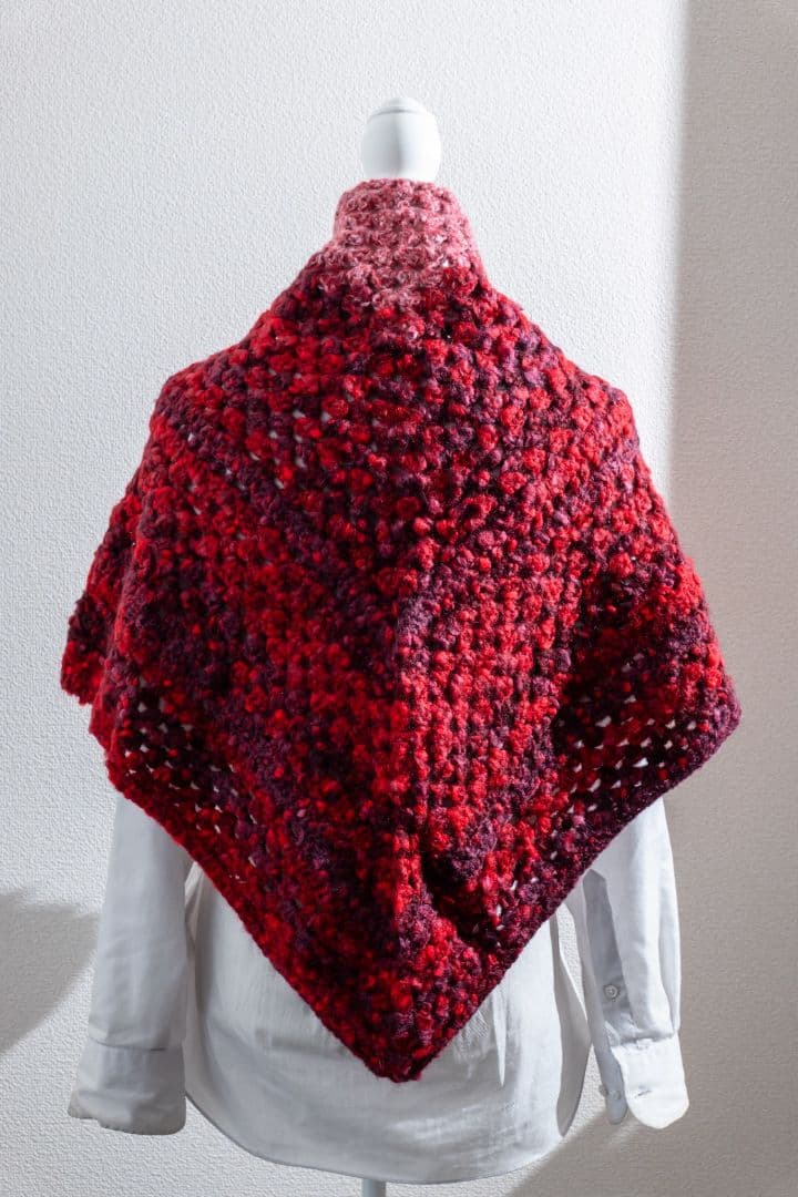 手編みの赤系グラデーションショール