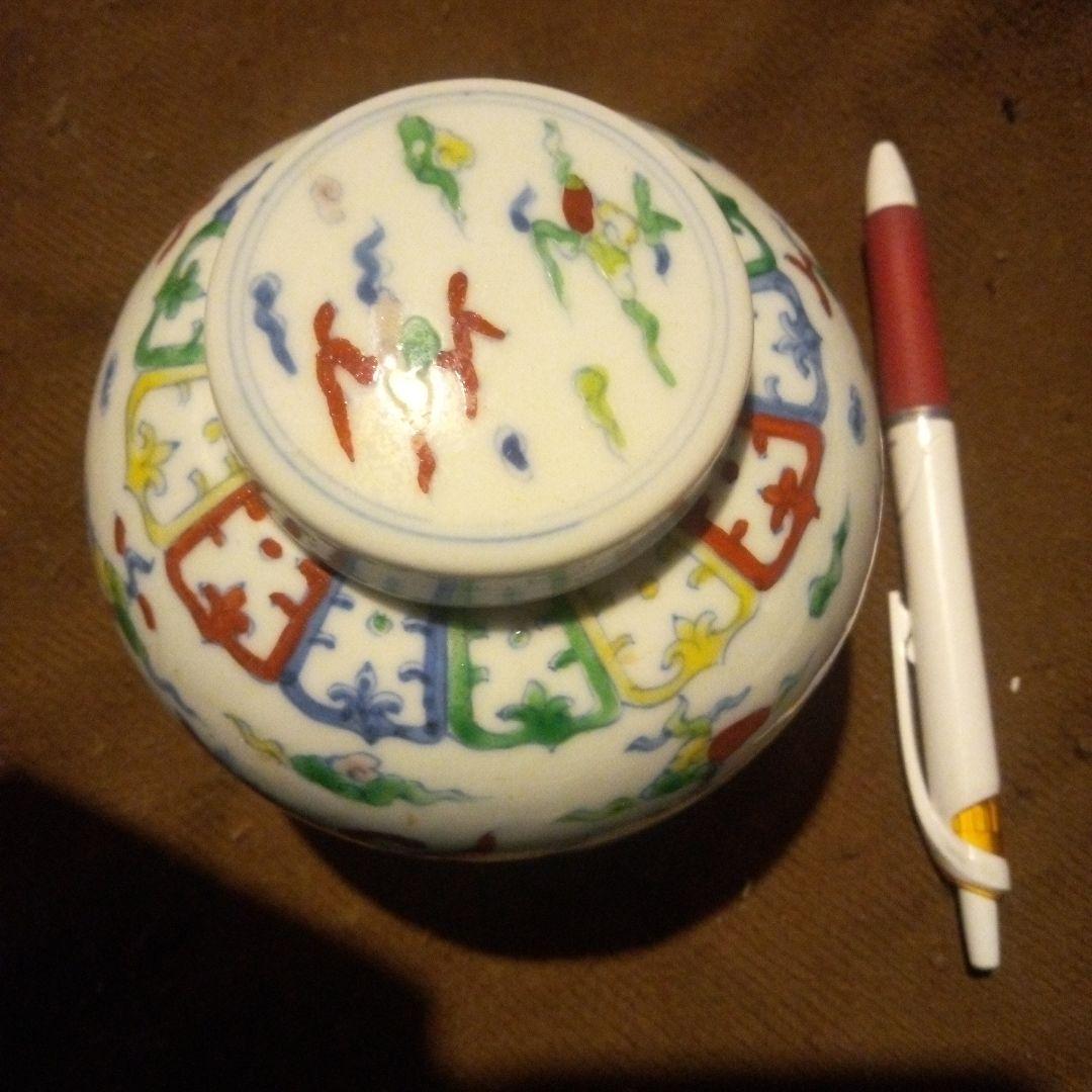 中国陶磁器　明成化　天　赤い獅子の絵柄 陶器の器