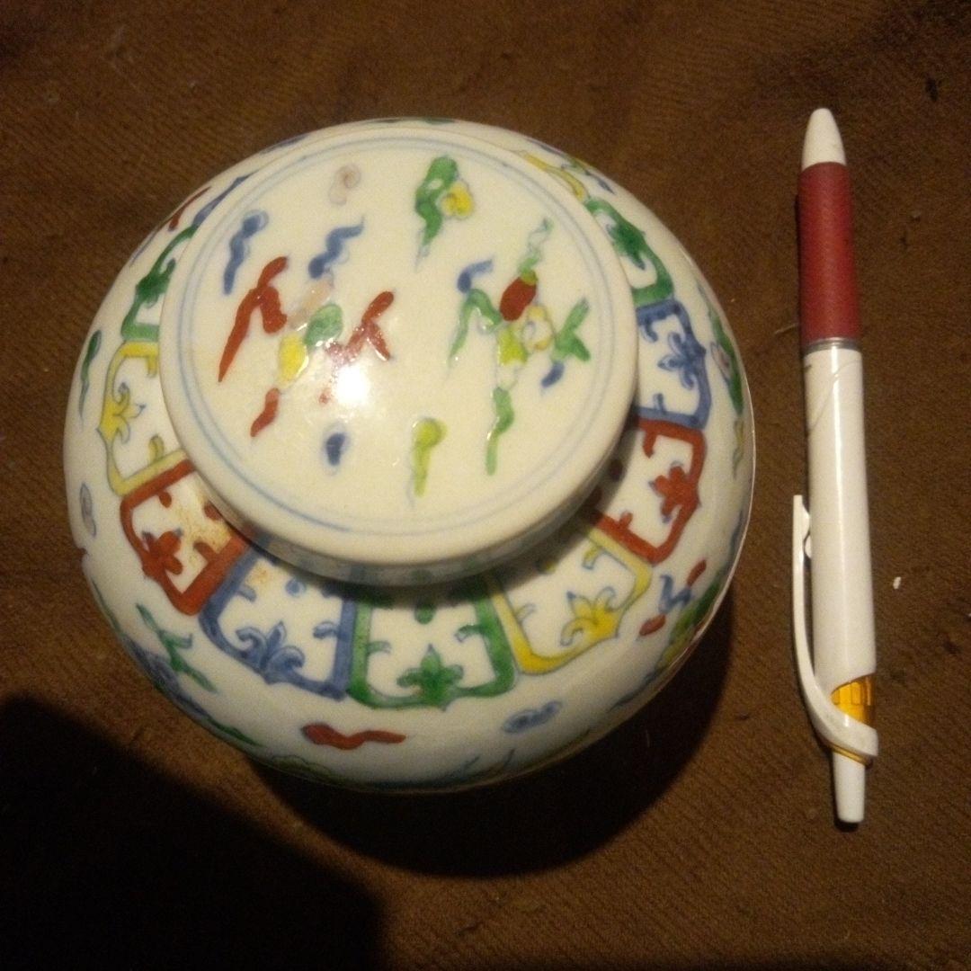 中国陶磁器　明成化　天　赤い獅子の絵柄 陶器の器