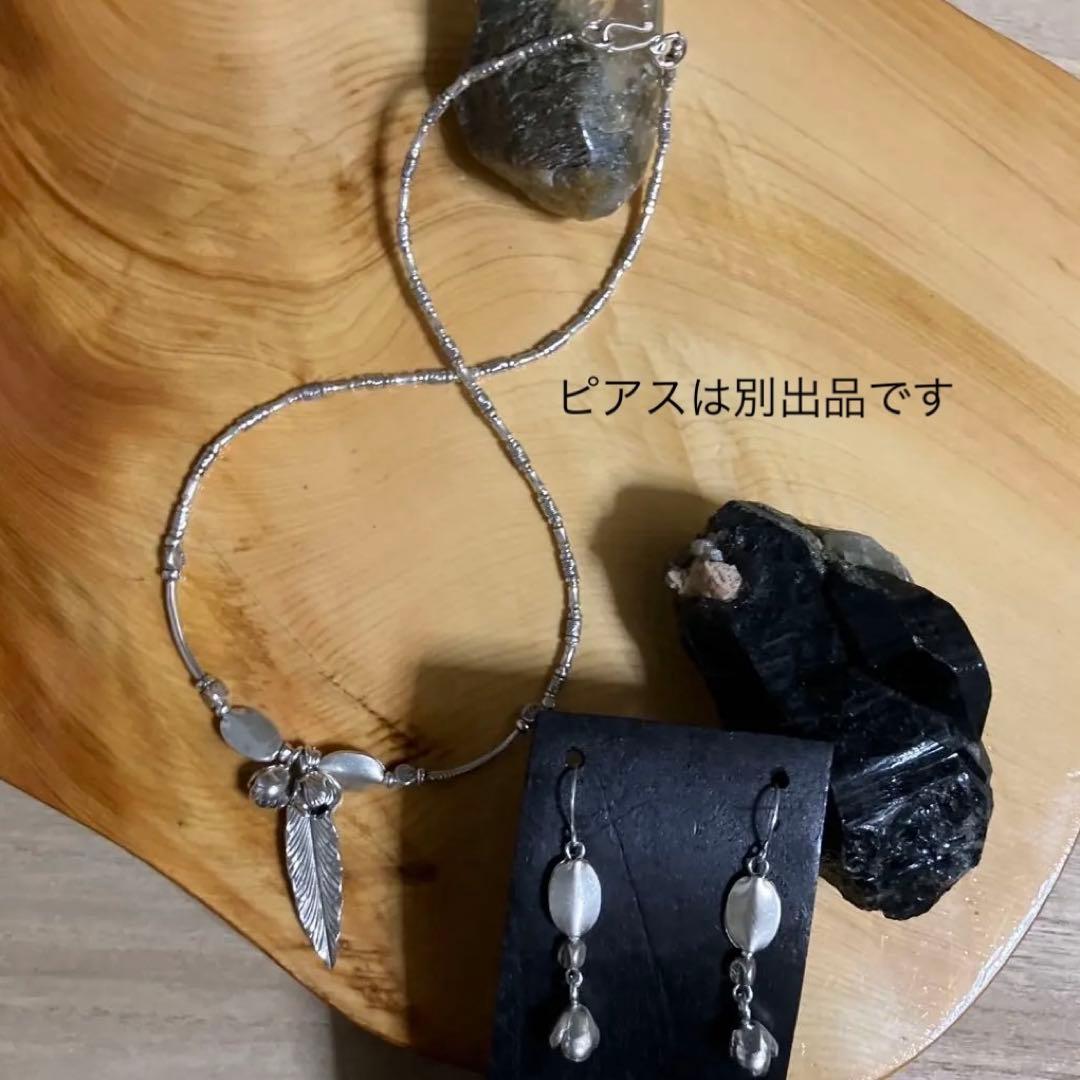カレンシルバーボタニカルな花2種と葉のチョーカーネックレス