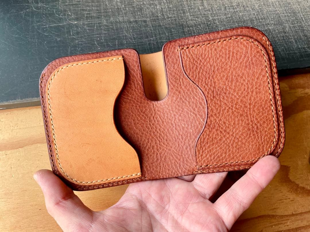 【旧作アウトレット】イタリアヌメ レザー 二つ折り財布 シボ　手縫い