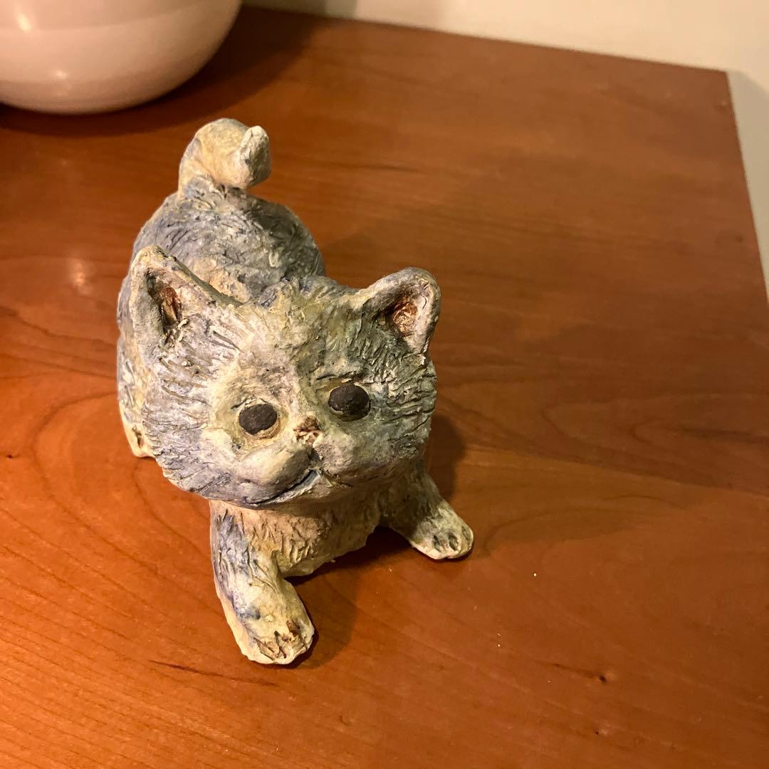 作家さんが手掛けたぷくっとしたお顔や表情が秀逸な猫ちゃんの陶器オブジェ