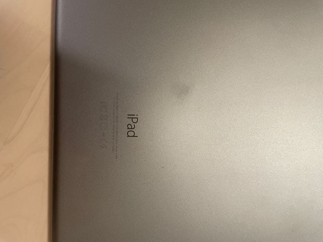 Apple iPad シルバー 本体 (おまけでジャンクのキーボード)