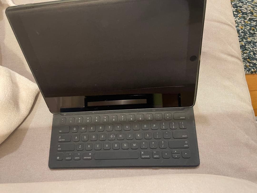 Apple iPad シルバー 本体 (おまけでジャンクのキーボード)