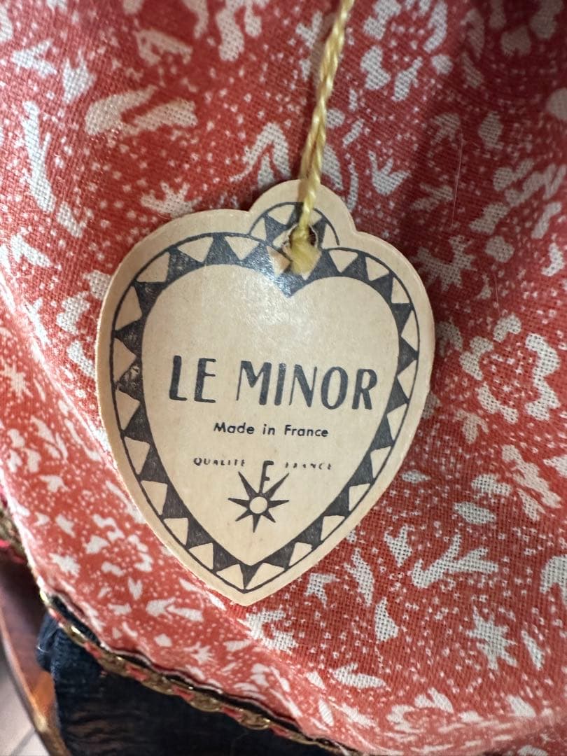 アンティークドール　人形　フランス　台付　ヴィンテージ　刺繍　スリープアイ　刺繍