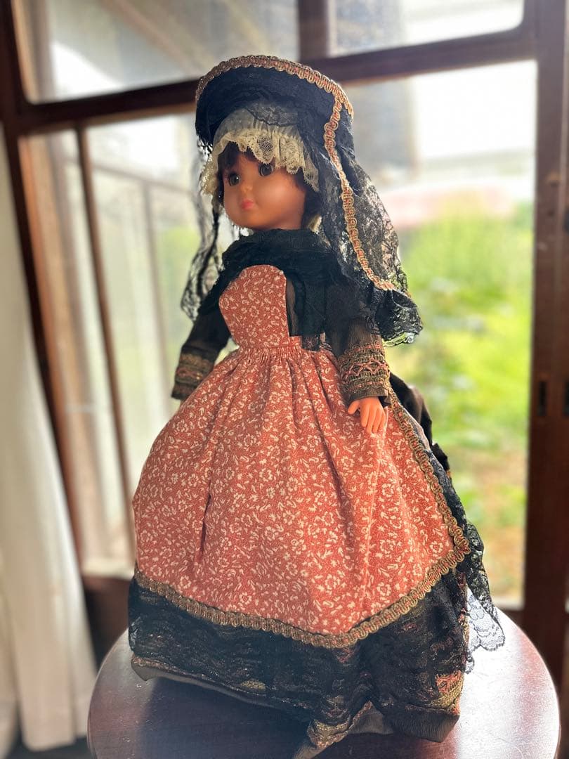 アンティークドール　人形　フランス　台付　ヴィンテージ　刺繍　スリープアイ　刺繍