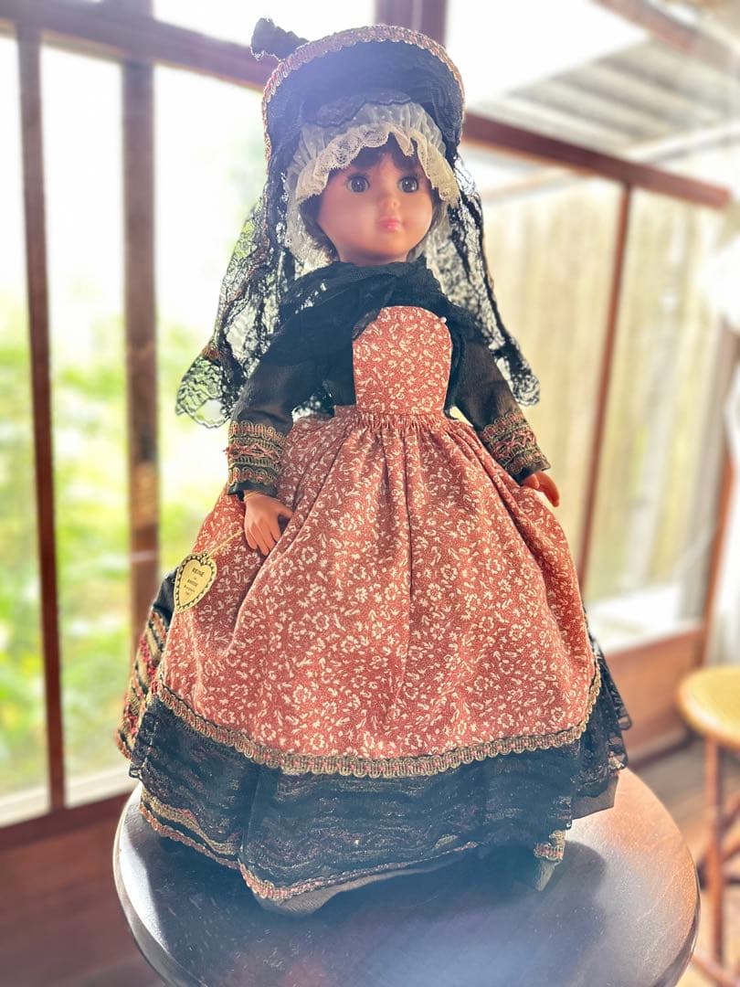 アンティークドール　人形　フランス　台付　ヴィンテージ　刺繍　スリープアイ　刺繍
