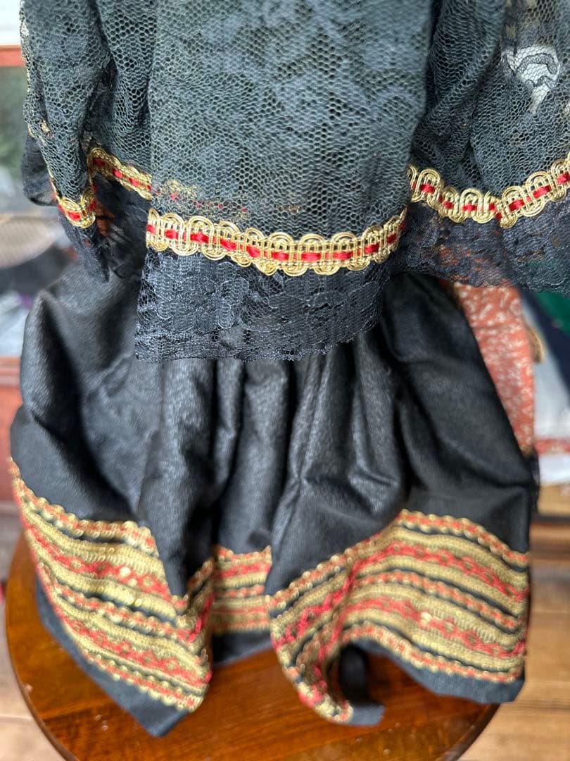 アンティークドール　人形　フランス　台付　ヴィンテージ　刺繍　スリープアイ　刺繍